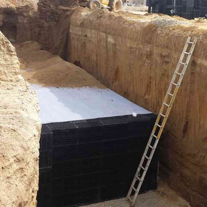 Installation of a modular box underground detention system